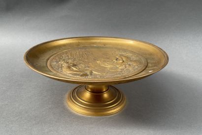 Coupe tazza en bronze doré à décor d'une...