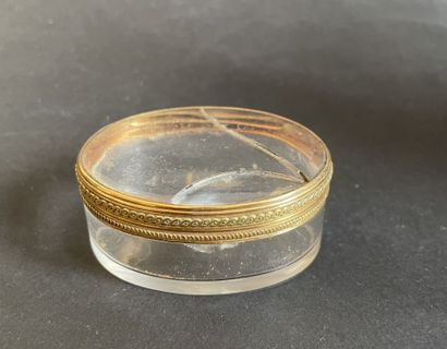 Petite boîte ovale en verre monture en or...