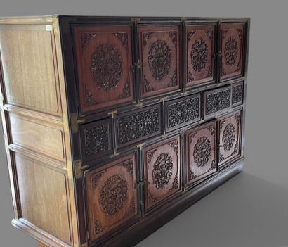 Cabinet en bois exotique à huit porte et...