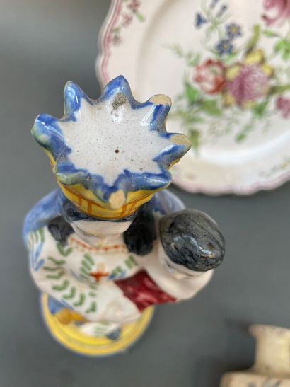 Lot de faïences : assiettes, pichet, saladier,...