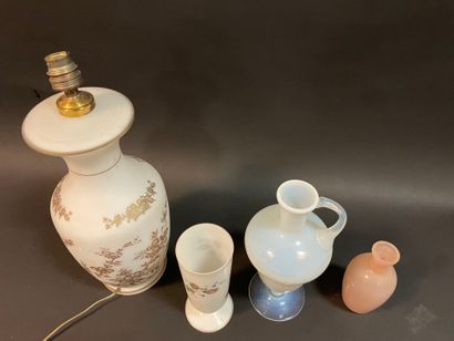 Lot en verre opalin : pied de lampe, vases.
H...