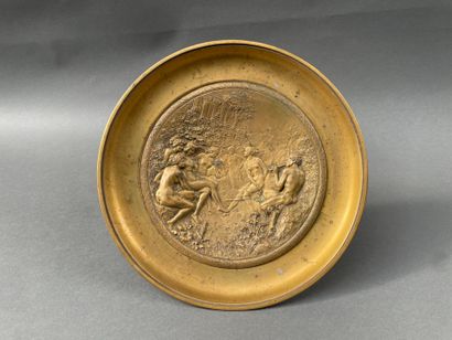 Coupe tazza en bronze doré à décor d'une...