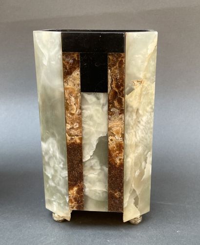 Paire de vases quadrangulaires en onyx et...