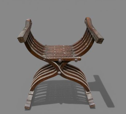 Siège curule pliant en bois sculpté de rinceaux...