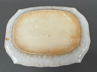 Plat rectangulaire chantourné à décor de...