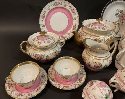 Lot de vaisselle en porcelaine comprenant...