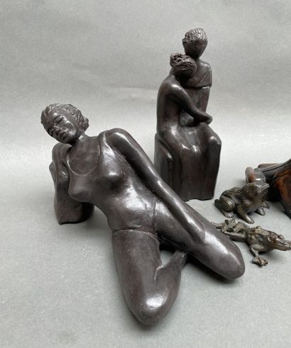 Lot de statuettes comprenant : 
grenouilles,...