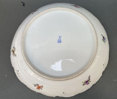 Lot de cinq plats, coupes, jattes en porcelaine...