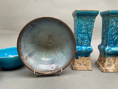 Trois coupes, Paire de vases cornets quadrangulaires...