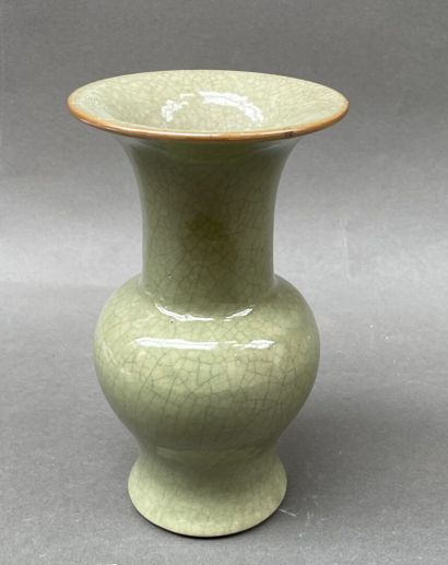 Vase balustre en porcelaine à décor émaillé,...