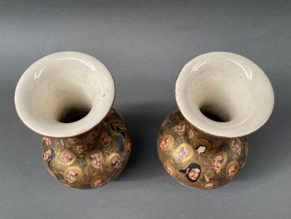 Paire de vases balustres en faïence de Satsuma...