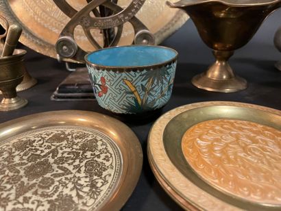 Petit lot de bibelots divers : pied de lampe,...