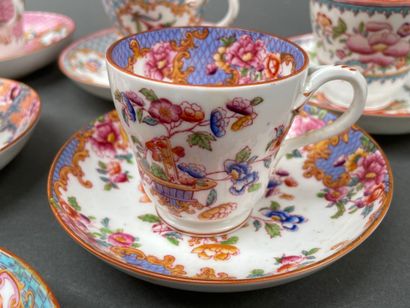 Manufacture de MINTON
Neuf tasses à café...