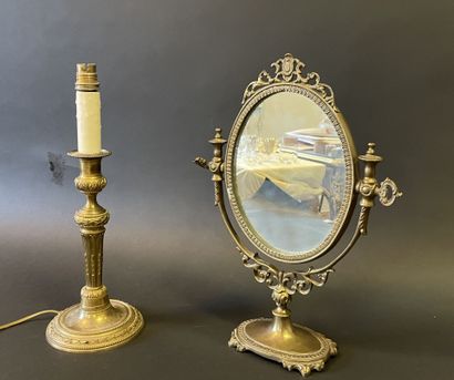 Miroir de table en bronze doré de forme ovale
XXème...