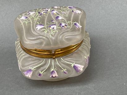 Coffret en verre à décor émaillé de campanules....