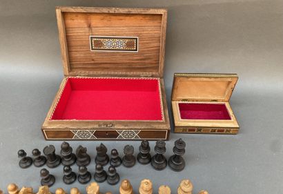 Deux coffrets en bois marqueté de nacre et...