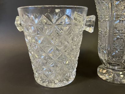 Lot de vases, sceau à champagne, carafes...