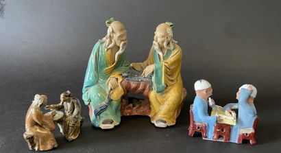 Trois groupe de personnages jouant en terre...