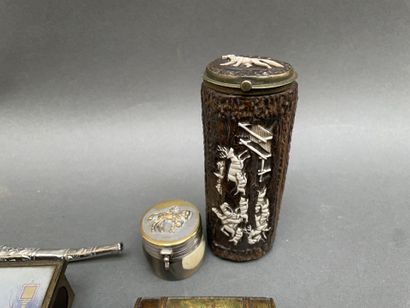 Collections d'objets de vitrine : 
petites...