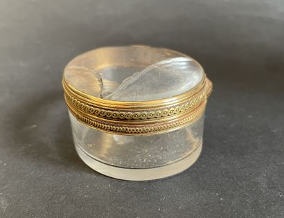 Petite boîte ovale en verre monture en or...