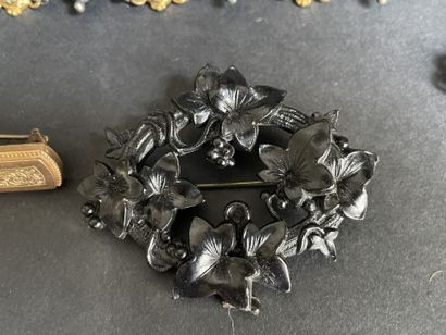 Lot de bijoux fantaisie : broches, bracelet,...