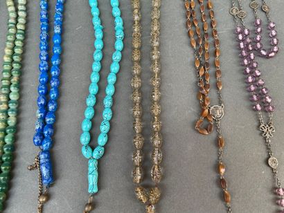 Lot de chapelets en perles de verre de couleurs...