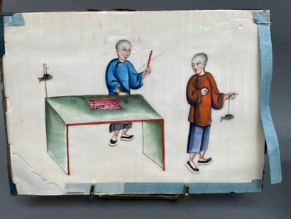 Deux éventails chinois à monture en laque...