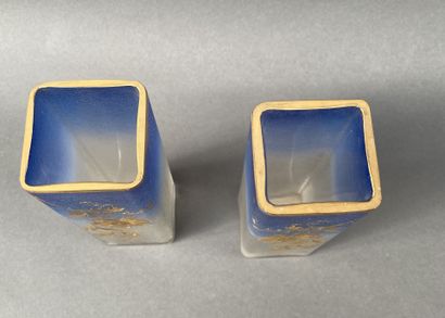 Paire de vases quadrangulaires en verre partiellement...