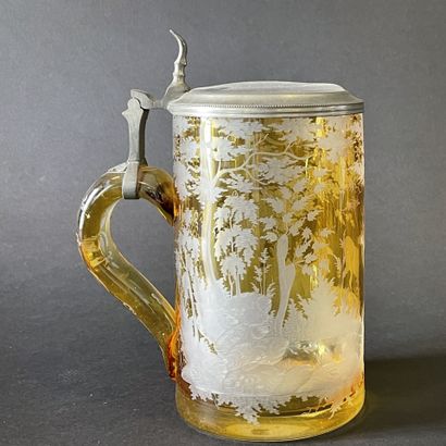 Chope en verre doublé jaune à décor de cervidé,...