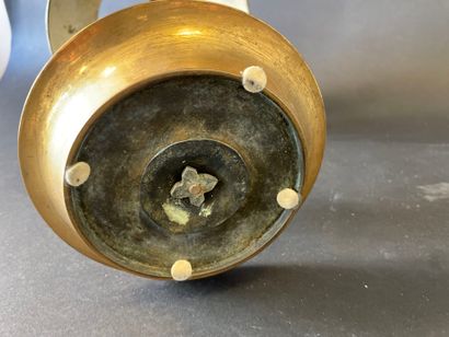 Lampe bouillotte en bronze doré à trois bougeoirs,...