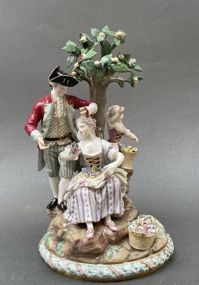 MEISSEN
Scène galante avec un enfant sous...