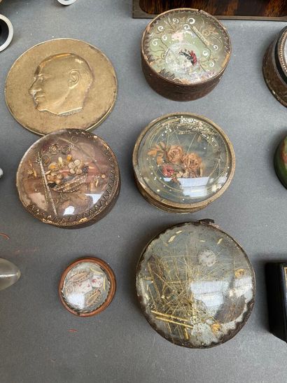 Collections d'objets de vitrine : 
petites...