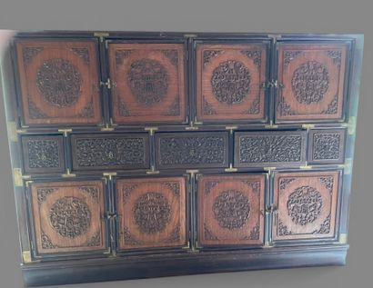 Cabinet en bois exotique à huit porte et...