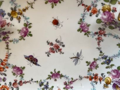 Lot de cinq plats, coupes, jattes en porcelaine...