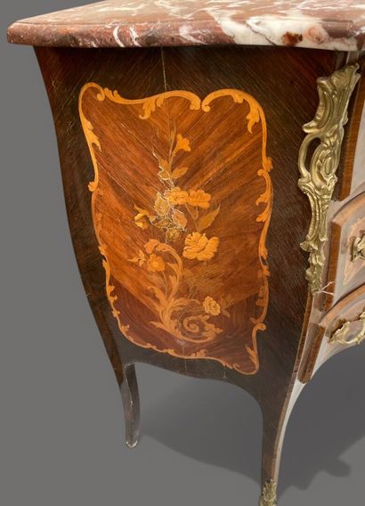 Petite commode marquetée à façade et côtés...