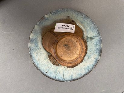 Trois coupes, Paire de vases cornets quadrangulaires...