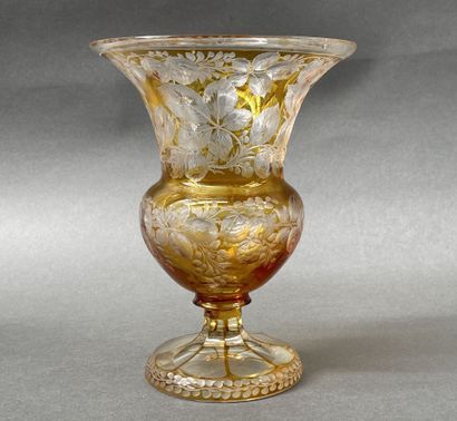 Vase de type Médicis en verre doublé jaune...