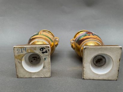 Lot en porcelaine de Paris :
Paire de vases...
