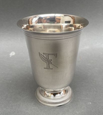 Lot en argent Minerve comprenant : 
-Timbale...
