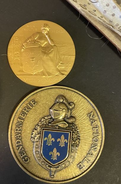 Lot comprenant un éventail la feuille en...