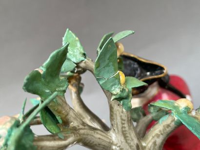 MEISSEN
Scène galante avec un enfant sous...