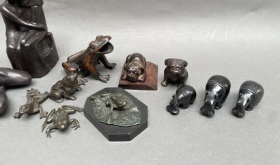 Lot de statuettes comprenant : 
grenouilles,...