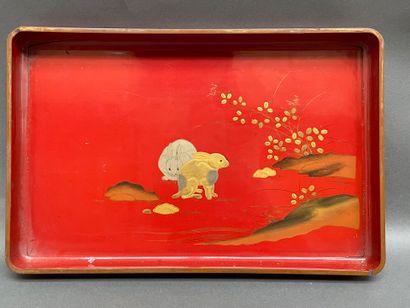 Lot de laque du Japon : plateaux, coupe à...