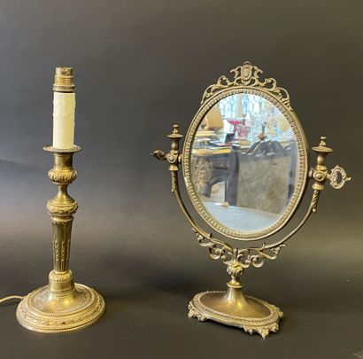 Miroir de table en bronze doré de forme ovale
XXème...