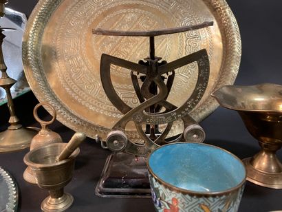 Petit lot de bibelots divers : pied de lampe,...