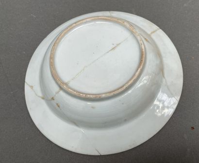Lot en porcelaine de Chine comprenant :
Paire...