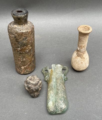 Lot d'objets archéologiques : fiole, fibule,...