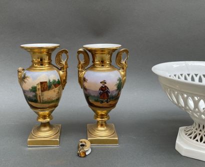 Lot en porcelaine de Paris :
Paire de vases...