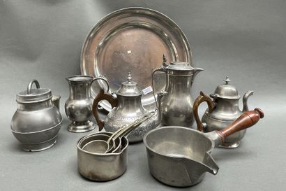 Lot d'étains : plats, 5 verseuses, casse...