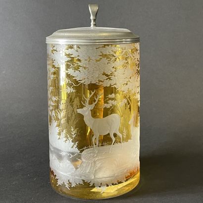 Chope en verre doublé jaune à décor de cervidé,...